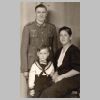 Pabba Karl oo Helena Schulligen klein Rudi 1944.jpg